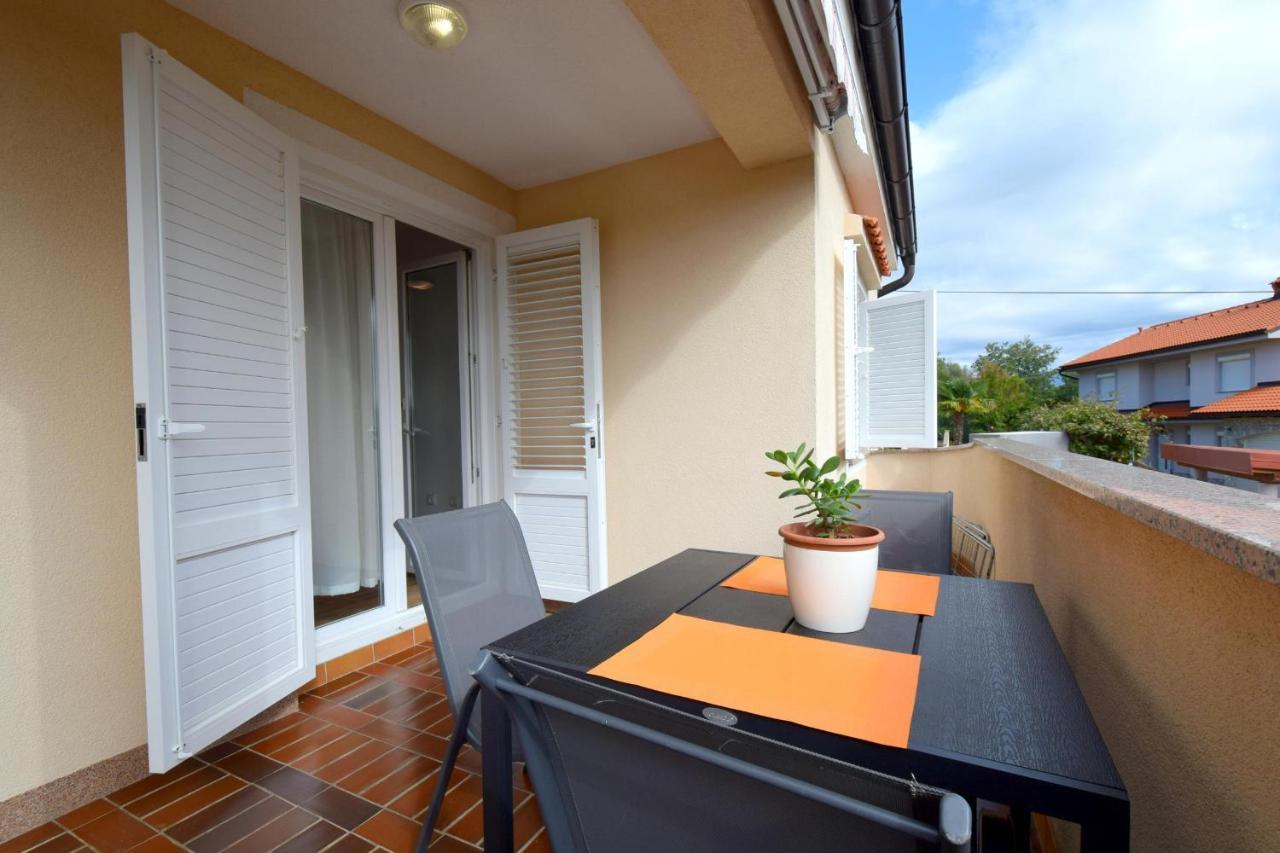 Apartments Julia Čižići Bagian luar foto